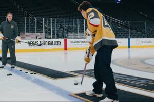 Colapinto deslumbró en Las Vegas con su destreza para el hockey sobre hielo