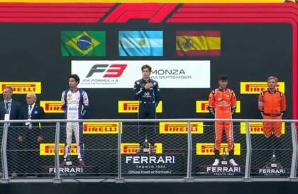 Colapinto, en el momento de los himnos, flanqueado por el campeón, Bortoleto, y su compañero Boya