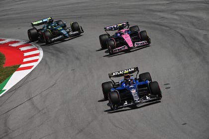Colapinto, entre Carlos Sainz y Fernando Alonso en los primeros tramos del Gran Premio de España
