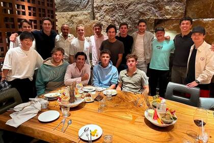 Colapinto es el único que permaneció en su asiento entre la primera foto y la segunda; en la fila superior están Oscar Piastri, George Russell, Lewis Hamilton, Charles Leclerc, Sergio Pérez, Max Verstappen, Esteban Ocon, Valtteri Bottas, Alex Albon y Guanyu Zhou, en la otra, Yuki Tsunoda, Pierre Gasly, Carlos Sainz, Lando Norris y Franco; en esta imagen faltó Nico Hülkenberg, y Fernando Alonso, Lance Stroll y Kevin Magnussen no figuraron en ninguna de ambas.