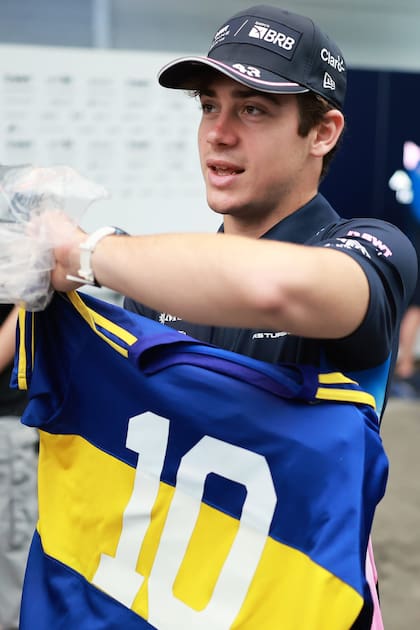 Colapinto está disfrutando la semana en Interlagos, un lugar "especial" para él, en vísperas de ser anunciado como piloto titular de Alpine para 2026; vestirá una camiseta de Boca Juniors, otra de sus pasiones.