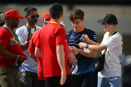 Colapinto firma autógrafos en el inicio de la jornada del sábado, que le entregaría sensaciones encontradas