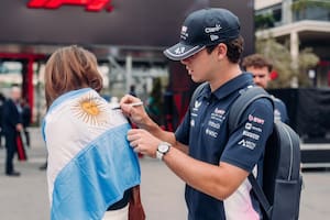 Colapinto firma la bandera de una fan antes de afrontar la primera práctica libre en Bakú