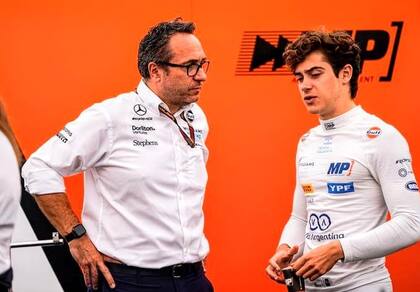 Colapinto hablando con Smeets, jefe de la escuela de Williams, donde se terminan de forjar los futuros pilotos de la escudería