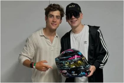 Colapinto junto a Bizarrap; el productor musical es uno de los apoyos más fuertes que tiene el joven piloto