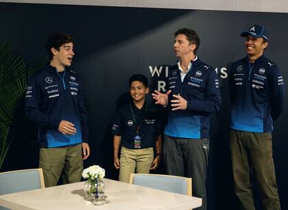 Colapinto junto a James Vowles, jefe del equipo Williams, y su compañero Alex Albon