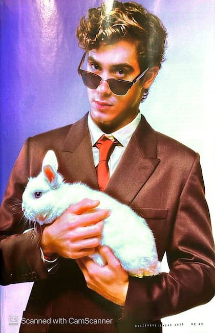 Colapinto junto al conejo Winter, en adopción. Foto: X