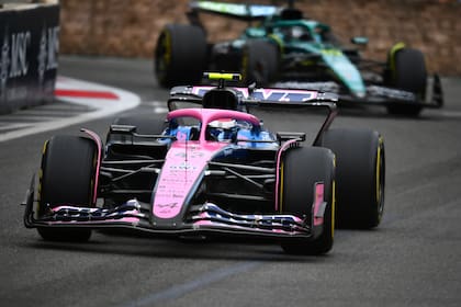 Colapinto llegó a figurar 13° en el Gran Premio de Azerbaiyán; luego, pagó el precio de un toque en la parte de atrás de su auto