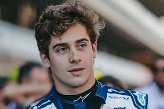 Colapinto demostró su gran talento para el pádel en la previa del Gran Premio de Qatar