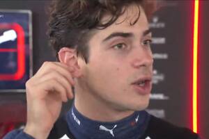 Colapinto muestra la oreja derecha, en la que sufrió un corte antes de la actividad