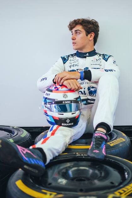 Colapinto posa con la indumentaria que utilizará en Alpine