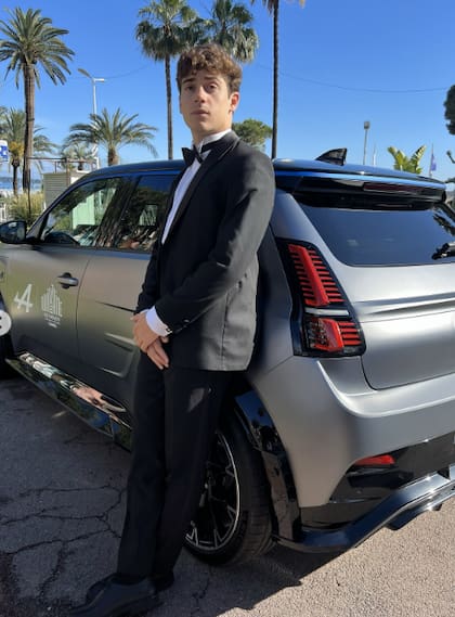 Colapinto posando junto a un auto de Alpine en Cannes (Foto: @AlpineF1team)