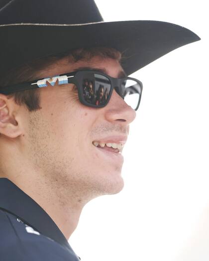 Colapinto posando para las redes de la Fórmula 1 (Foto: @f1)