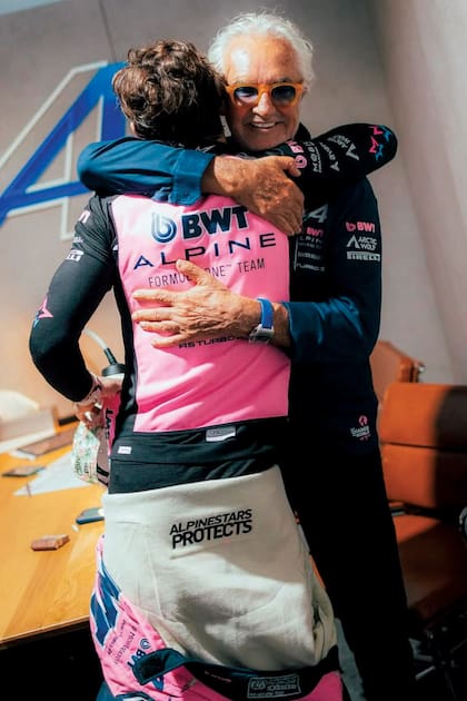 Colapinto recibe la felicitación de su jefe, Flavio Briatore