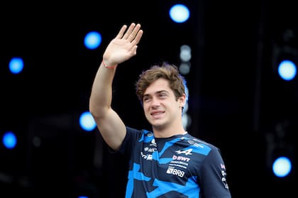 Colapinto saluda al público y sus fans en la previa de la carrera en Interlagos