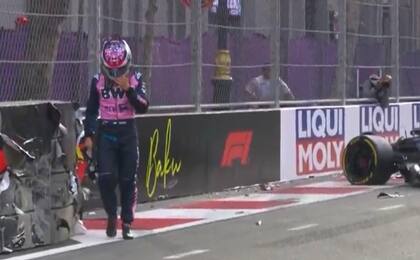 Colapinto se aleja del auto luego del accidente durante la Q1