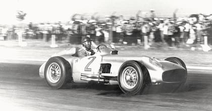 Colapinto también manejará una réplica de la “Flecha de Plata”, el histórico Mercedes-Benz W196 de Fangio