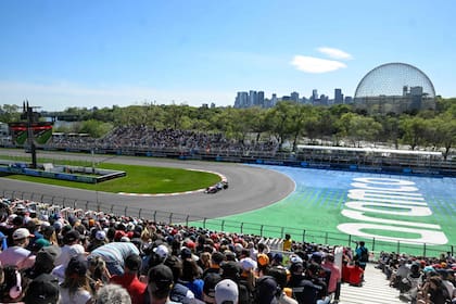 Colapinto transita la horquilla previa a la recta más larga, uno de los lugares más reconocibles del canadiense circuito Gilles Villeneuve, en un día soleado pero fresco en la Isla de Nuestra Señora.