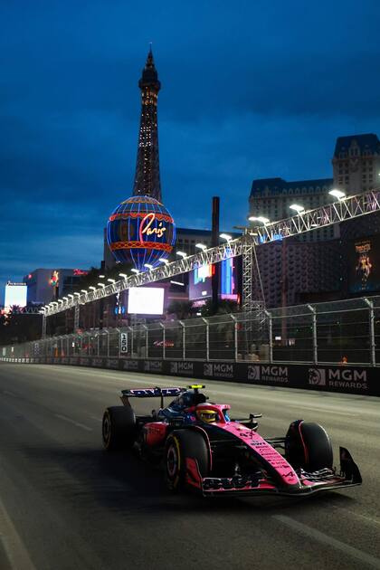 Colapinto transita una de las rectas del urbano circuito de Las Vegas, nada favorable a las características de Alpine.