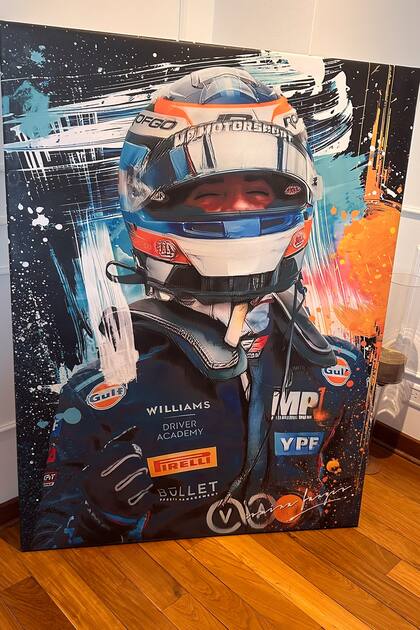 "Colapinto transmite algo que pocas veces he visto en otros corredores y que también tenía mi abuelo: la humildad que te lleva al triunfo”, manifiesta Romina. Esta obra mide 1,40 x 1 metro.