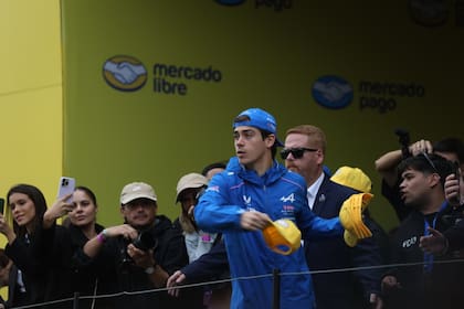 Colapinto tuvo su primer contacto con la gente y arrojó gorritas