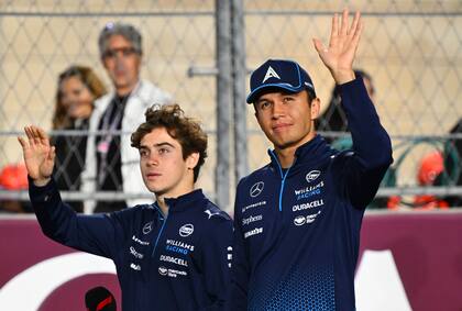 Colapinto y Albon saludan en el desfile de pilotos previo a la carrera de Qatar, que el argentino abandonará en la primera curva; el final del año fue negativo para Williams, pero Alex rescató lo positivo de su compañero.