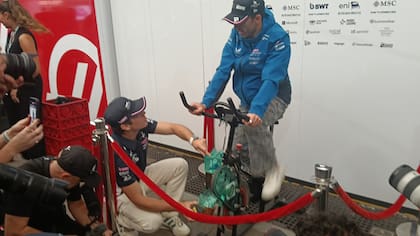 Colapinto y su compañero Pierre Gasly, que usa una bicicleta ecológica en una actividad promocional en el autódromo José Carlos Pace; el francés ya está confirmado por Alpine para el año próximo.
