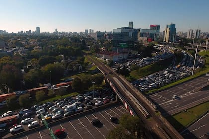 Colapso de tránsito en el acceso a Panamericana