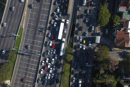 Colapso de tránsito en el acceso a Panamericana
