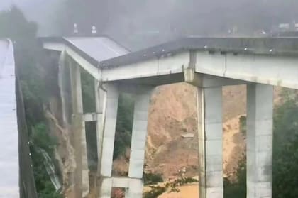 Colapso de un puente en Xiazong, provincia de Guizhou