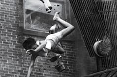 La foto imposible: la caída de una joven y una bebé desde un edificio en llamas que marcó al mundo