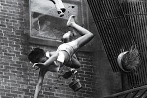 La impactante foto de la joven y la bebé cayendo de un edificio en llamas que hizo historia