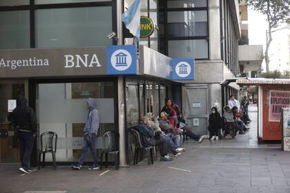 Jubilados esperando en un Banco Nación de Mar del Plata