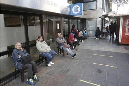 Colas de jubilados en Mar del Plata