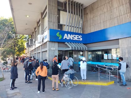 Colas en la Anses de Segurola y Martínez Castro, en el último día de inscripción para el IFE "acotado"