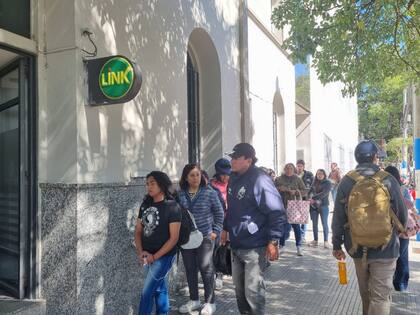 Colas en los cajeros automáticos para cobrar el salario por la fecha del mes.