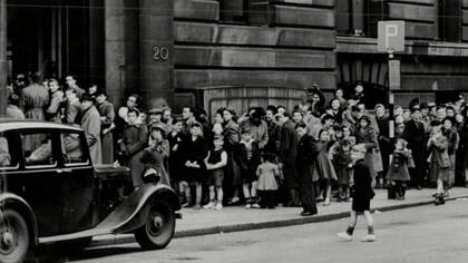 Colas fuera del Departamento de Salud Pública en Cochrane Street, Glasgow en abril de 1950