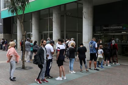 El cambio de horario es para que los clientes de los bancos eviten las horas de mayor temperatura en el verano