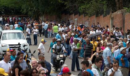 Colas para firmar la petición de referéndum revocatorio, ayer, en Caracas