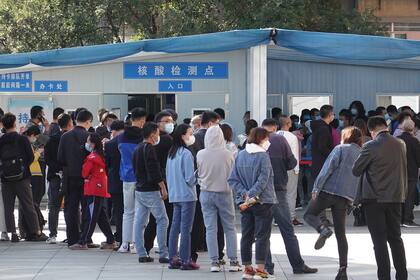 Colas para realizar testeos de coronavirus en Qingdao, en la provincia oriental de Shandong, China