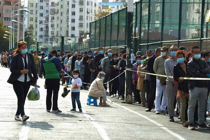 Colas para testearse por el coronavirus en Qindao, el 12 de octubre pasado