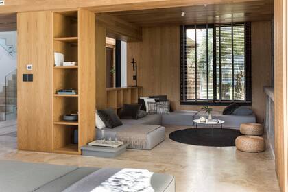 Colchonetas (Grin Arquitectos) con almohadones (Ramos Generales). Alfombra (Graciela Churba). Pufs de seagrass (Mirador por el Mundo). Cortinas de Hunter Douglas (Arteplano).