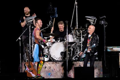 Coldplay junto a Zeta Bosio y Charly Alberti: la escena se produjo en los últimos dos shows de los británicos en el Monumental