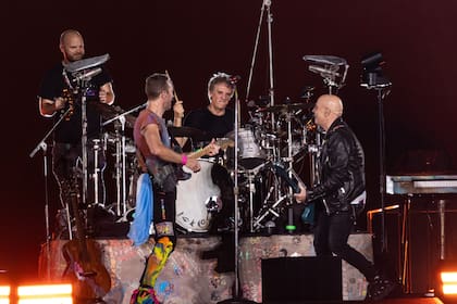 Coldplay sumó a Charly Alberti y Zeta Bosio de Soda Stereo para una presentación especial en su anteúltimo concierto 