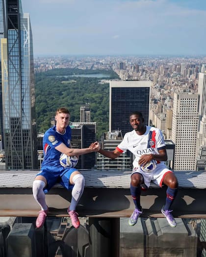 Cole Palmer y Ousmane Dembelé recrearon antes de la final entre Chelsea y PSG la icónica fotografía de 1932, Lunch atop a Skyscraper, en el Rockefeller Center de Nueva York