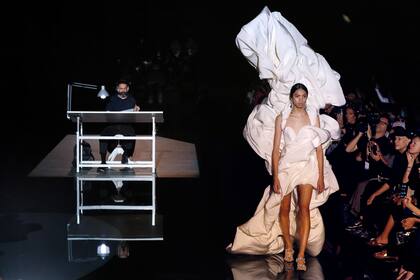 Surrealista debut del texano Daniel Roseberry en Schiaparelli