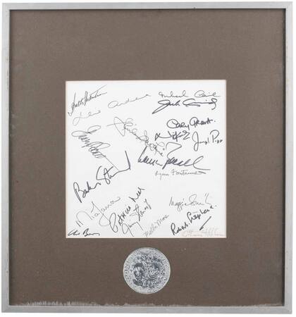 Colección de firmas de ganadores de los Tony 1970, US$ 1360-2000.
