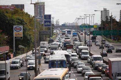 Colectiveros cortan la General Paz para reclamar seguridad tras el asesinato de un chofer en La Matanza, caos de tránsito en la zona