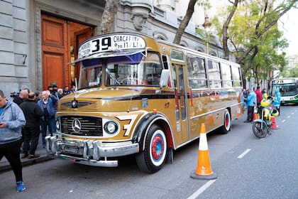 Colectiveros de la línea 39, donde Carlitos comenzó su carrera, contando chistes “a la gorra”, se dieron cita en la Legislatura porteña para despedir a su pasajero más famoso.