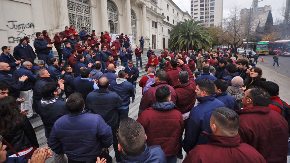 Colectiveros protestan en La Plata